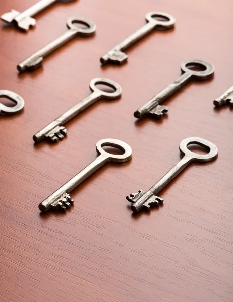 Klíče na stole — Stock fotografie