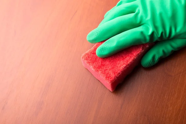 Hand med rengöring svamp — Stockfoto