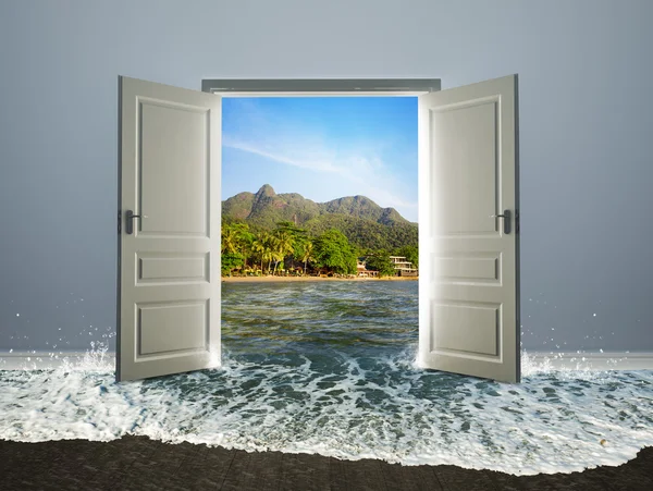 Двері відкриті до пляжу — стокове фото