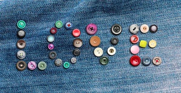 Muchos botones de colores que forman la palabra 'amor' —  Fotos de Stock