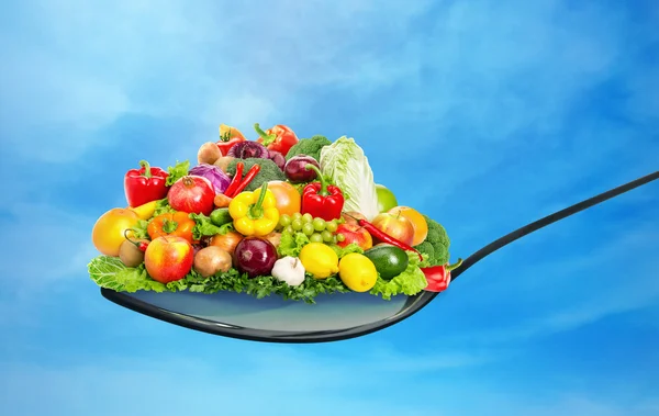 Cucchiaio pieno di frutta e verdura varie — Foto Stock