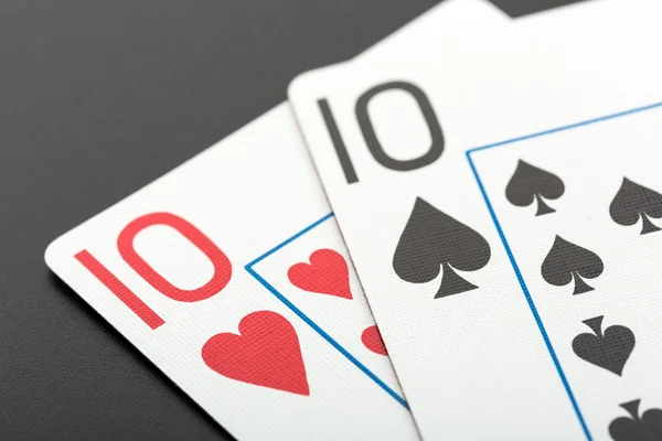Dvě hrací karty na grey — Stock fotografie