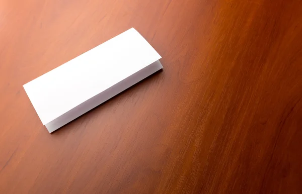 Weißes Blatt Papier auf dem Tisch — Stockfoto