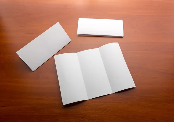 Biała kartka papieru na stole — Zdjęcie stockowe