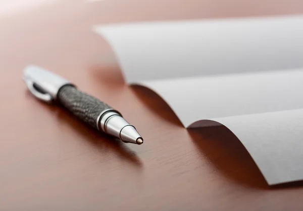 Hoja de papel y pluma en el escritorio — Foto de Stock