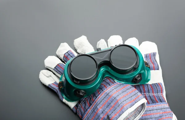 Pracovní rukavice a ochranné brýle — Stock fotografie