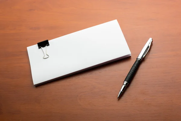 Бумаги и ручка на столе — стоковое фото