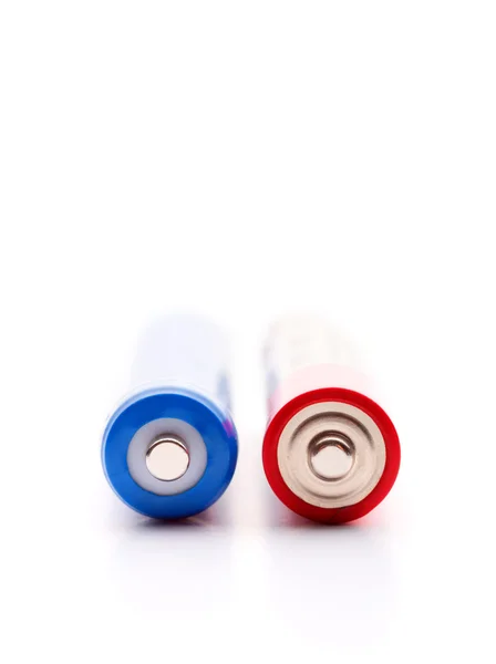 Две разноцветные батарейки — стоковое фото