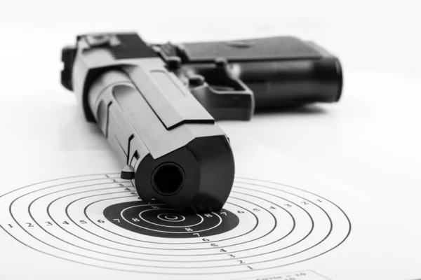 Paper target and pistol — Stock Photo, Image