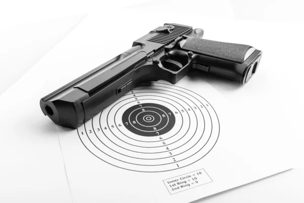 Paper target and pistol — Stock Photo, Image