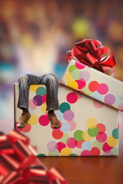 成人男性がプレゼント ボックスにあります。 — ストック写真