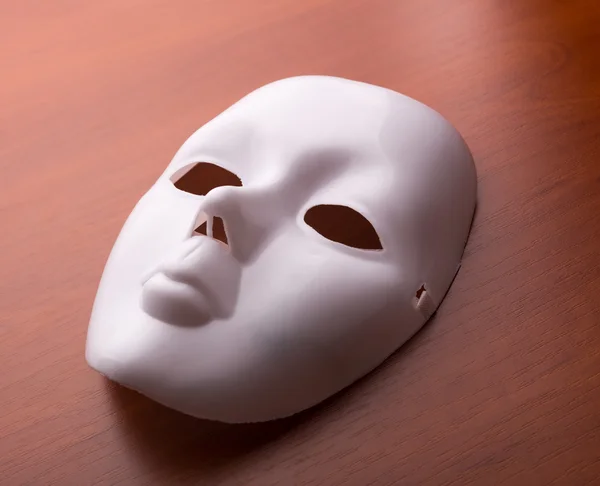 Maschera teatrale sul tavolo — Foto Stock