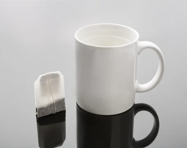 Tasse et sachet de thé — Photo