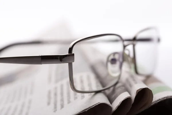 Óculos nos jornais close-up — Fotografia de Stock
