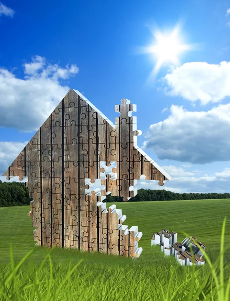 초원에 퍼즐의 구성 된 집 — 스톡 사진