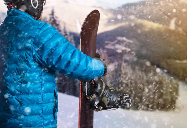 Sportler mit Snowboard — Stockfoto