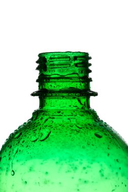 Yeşil ıslak plastik su şişesi