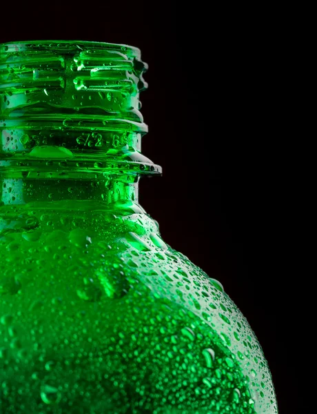 Botella de agua plástica húmeda verde — Foto de Stock