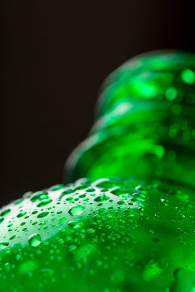 Druppels op groene fles — Stockfoto