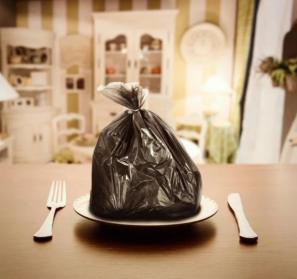 Vuilnis pakket in plaats van voedsel — Stockfoto