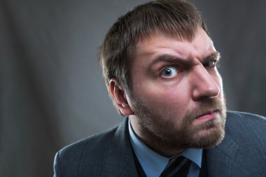 Takım elbiseli meraklı işadamı