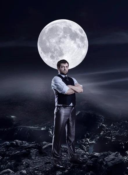 Empresário agaist uma lua grande — Fotografia de Stock