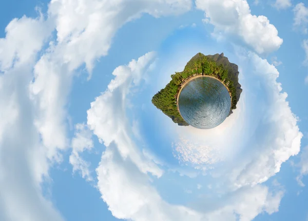 Tierra pequeña en las nubes — Foto de Stock