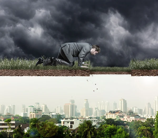 Uomo guardando il lato della città — Foto Stock