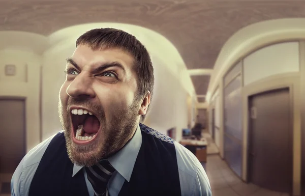 Homem gritando no escritório — Fotografia de Stock