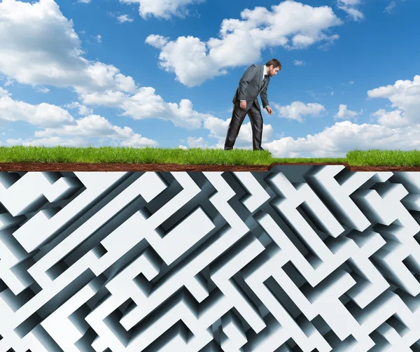 Empresário olha para o labirinto — Fotografia de Stock