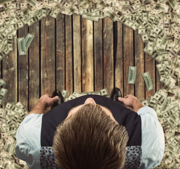 Mężczyzna otoczony dolarów — Zdjęcie stockowe