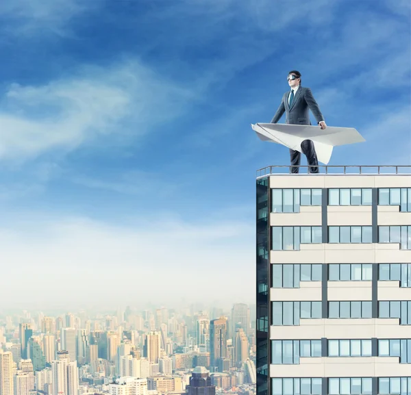 Man with paper plane on the roof — Stock Photo, Image