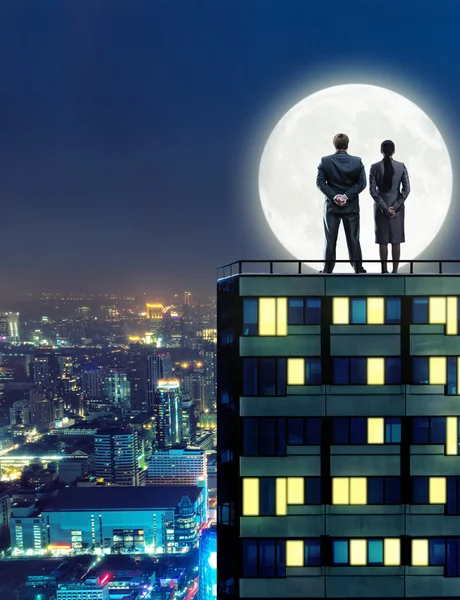Podnikatelé na střeše v noci — Stock fotografie