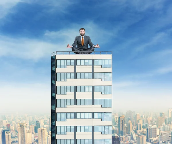 Empresario está meditando en la construcción — Foto de Stock