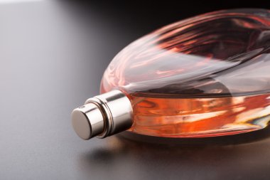 Makro parfüm şişesi