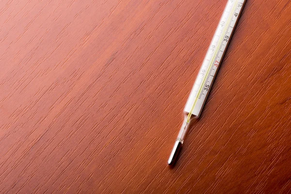 Thermometer auf einem Holztisch — Stockfoto