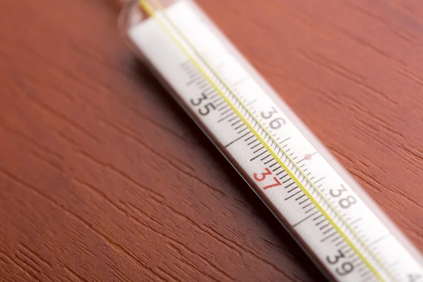 Macro of thermometer on the table — Stock Photo, Image