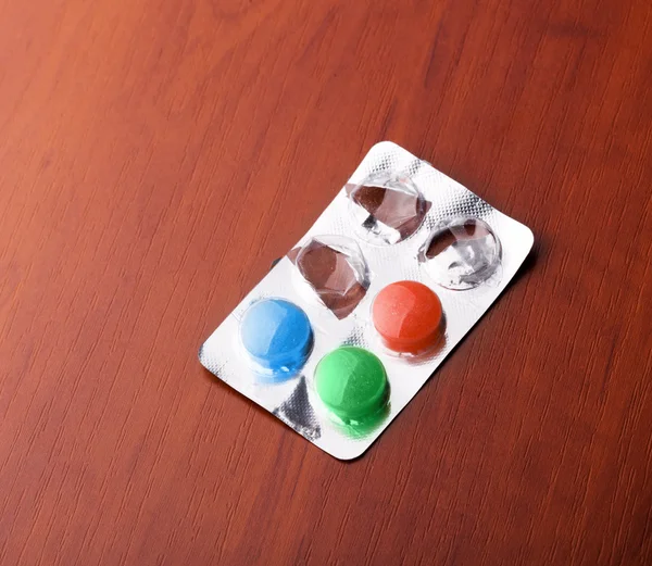 Пакет с таблетками на столе — стоковое фото