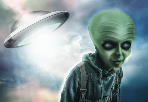 Alieno verde e UFO — Foto Stock