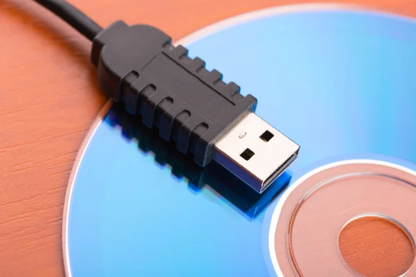 Cable USB en el disco — Foto de Stock