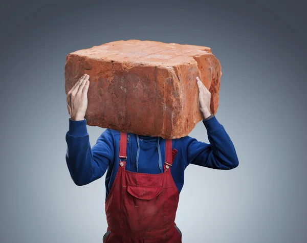 Man met een grote baksteen — Stockfoto