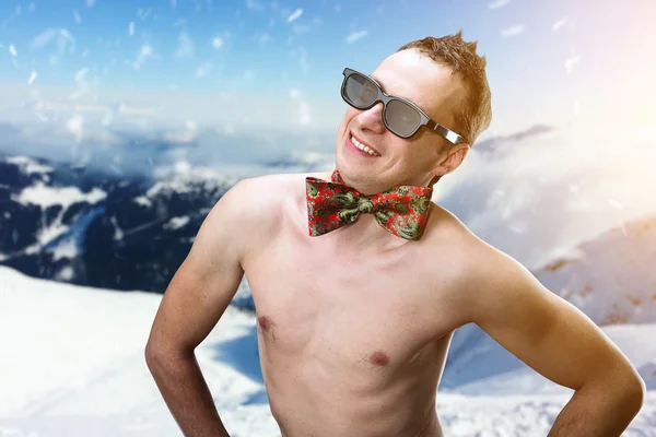 冬の山で夏男 — ストック写真
