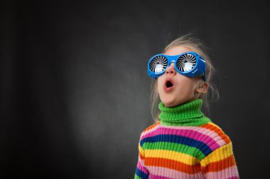 Küçük kız parti gözlük