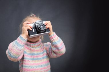 Küçük kız fotoğrafı çeker