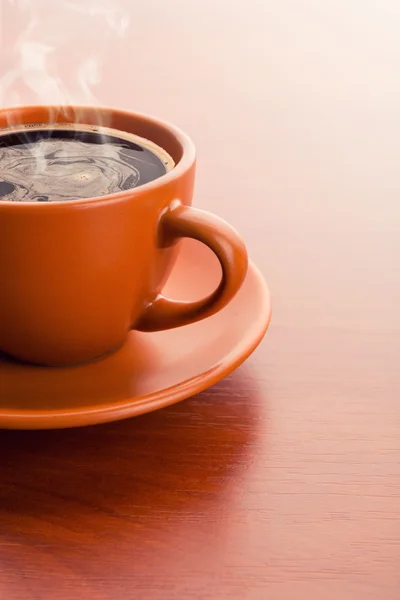 Tasse de café chaud sur la table — Photo