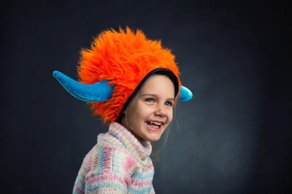Lille pige i dekorativ hjelm - Stock-foto