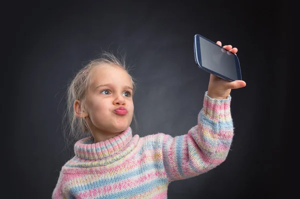 Dziewczynka robi selfie — Zdjęcie stockowe