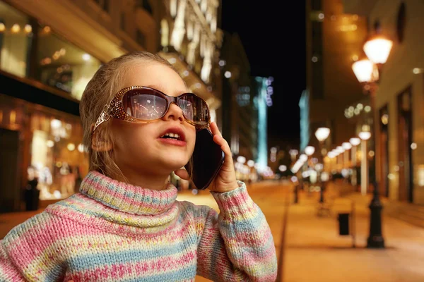 Linda niña habla por teléfono —  Fotos de Stock