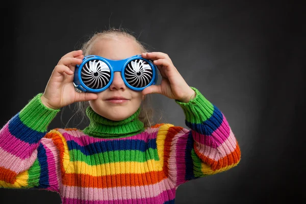 Ragazzina in occhiali da festa — Foto Stock