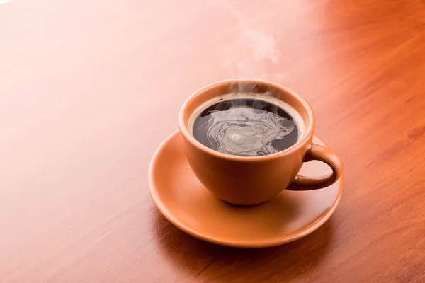 Kopje hete koffie op de tafel — Stockfoto